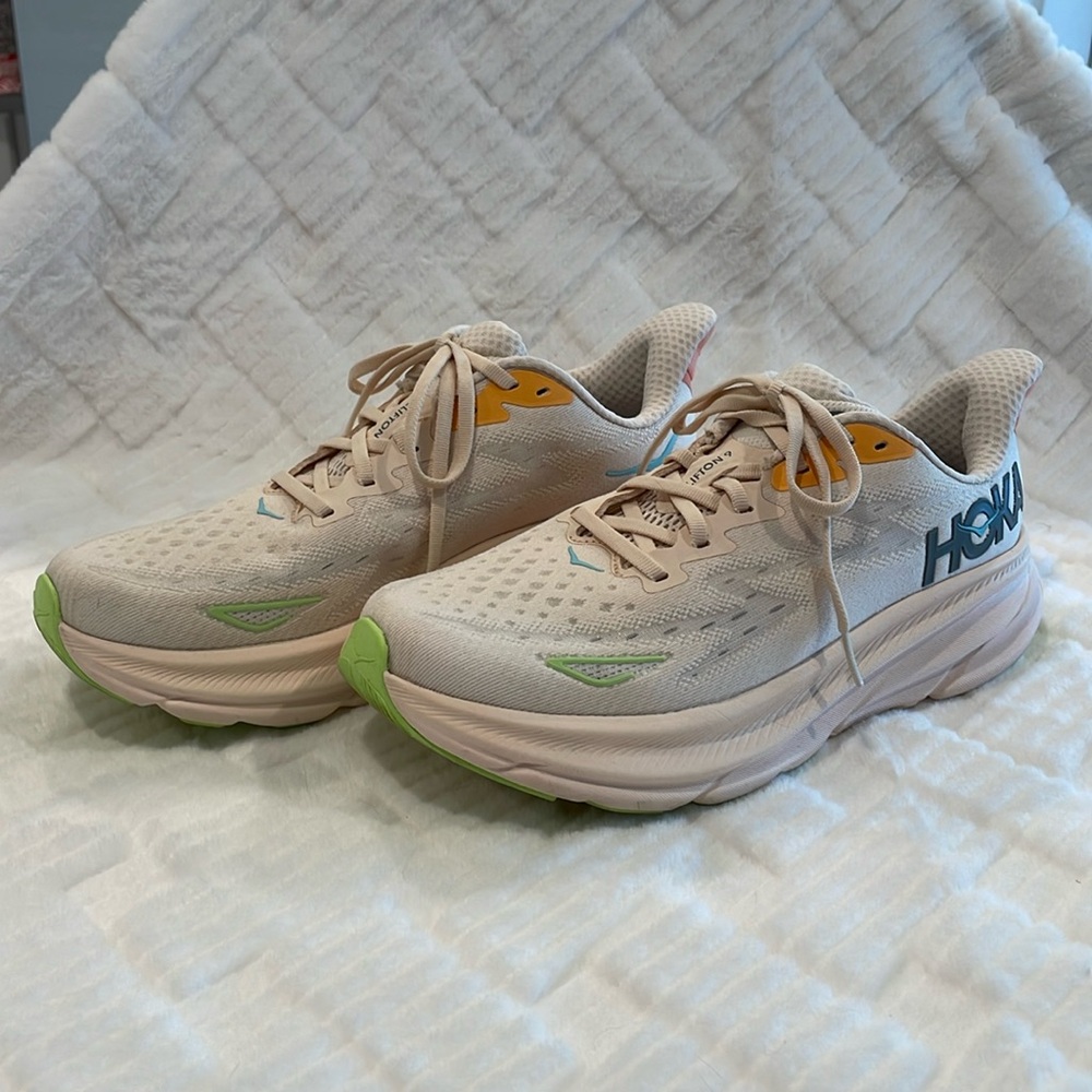 Hoka Clifton 9 side 9W 9 wide